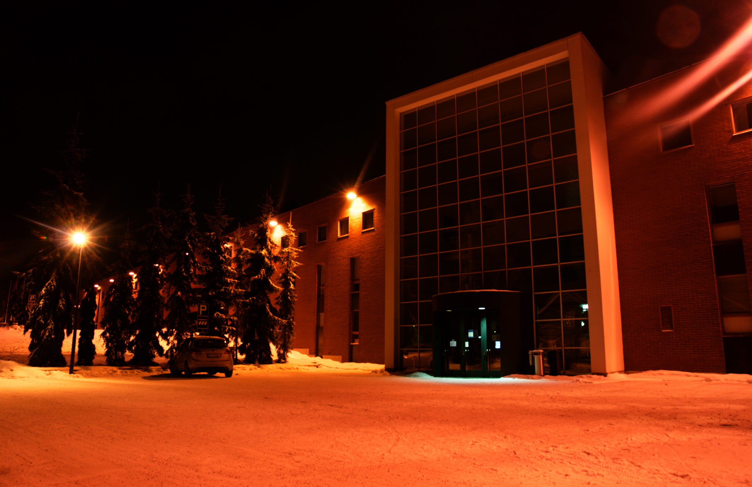 kuva-vaasan-yliopisto-iltavalaistuksessa-talvella-visual-finland