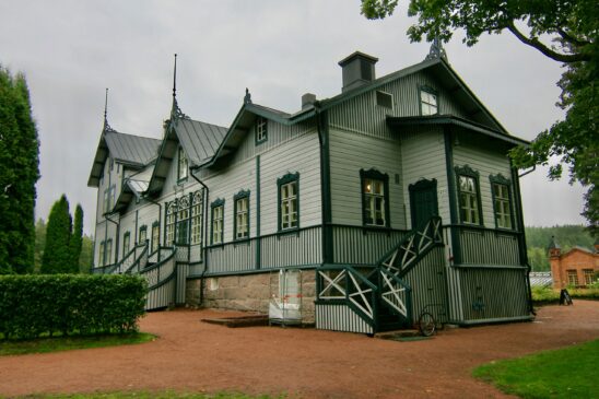 Patruunan pytingin tornimainen pääty ja ulkoportaat Verlan tehdaskylässä.